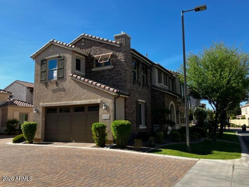 Image 8 of property listing at 4110 S GREYTHORNE Way, Chandler, AZ 85248