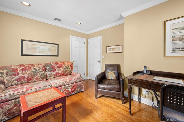 31 Bellingham Lane, Great Neck, NY 11023