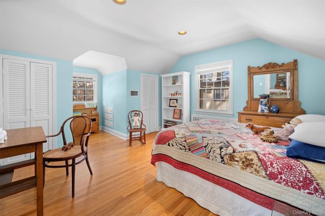 31 Bellingham Lane, Great Neck, NY 11023