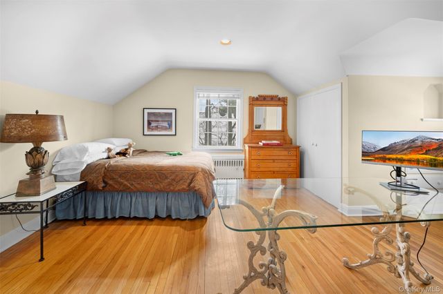 31 Bellingham Lane, Great Neck, NY 11023