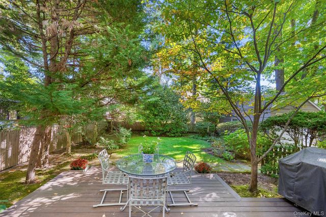 31 Bellingham Lane, Great Neck, NY 11023