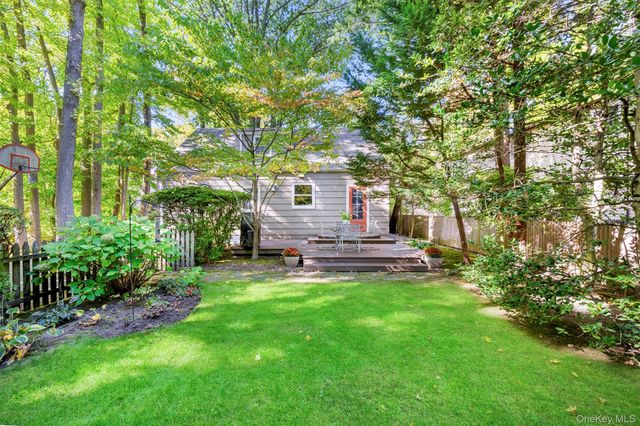 31 Bellingham Lane, Great Neck, NY 11023