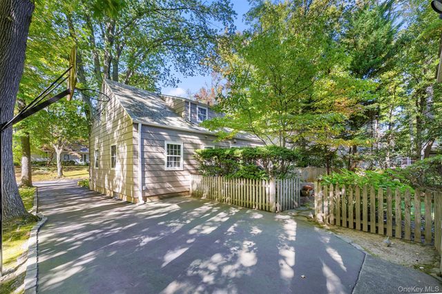 31 Bellingham Lane, Great Neck, NY 11023