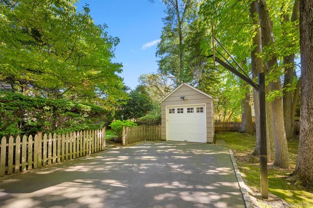 31 Bellingham Lane, Great Neck, NY 11023