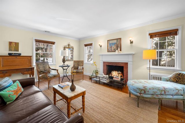 31 Bellingham Lane, Great Neck, NY 11023