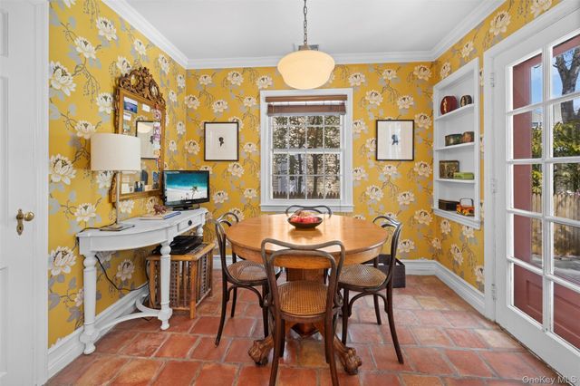 31 Bellingham Lane, Great Neck, NY 11023