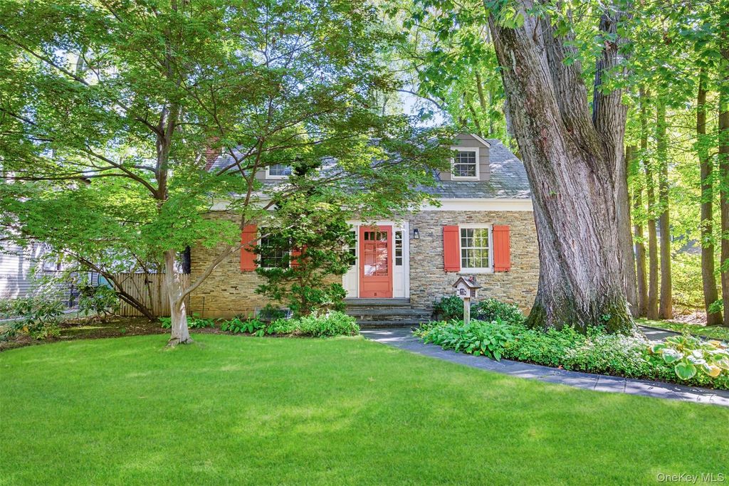 31 Bellingham Lane, Great Neck, NY 11023