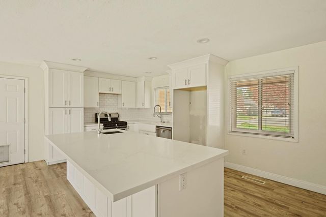 712 Peach St, Lodi, CA 95242