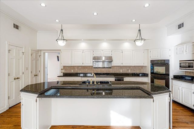 335 N RIVER OAKS RD, Memphis, TN 38120