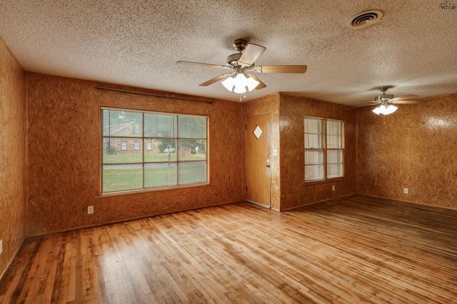 501 E RUBY AVENUE, Iowa Park, TX 76367