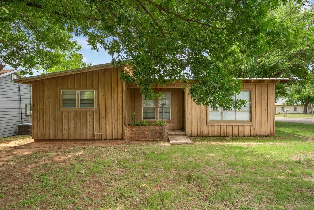 501 E RUBY AVENUE, Iowa Park, TX 76367