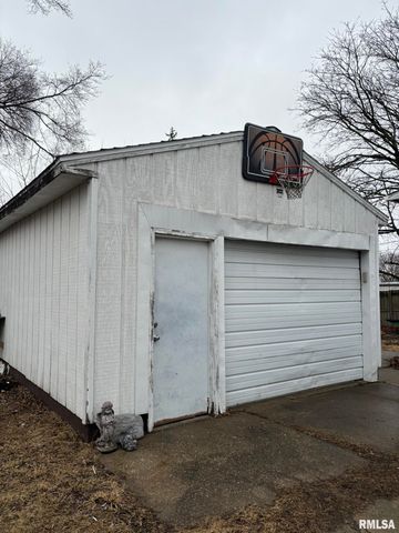 506 E ELM Street, Canton, IL 61520