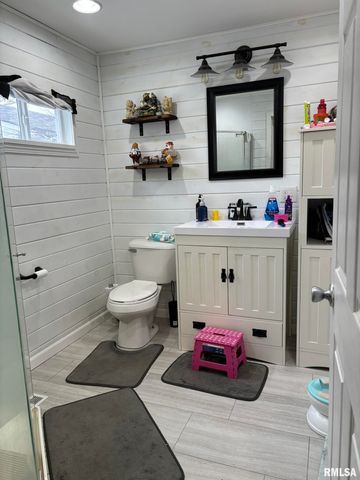 506 E ELM Street, Canton, IL 61520