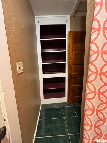 506 E ELM Street, Canton, IL 61520