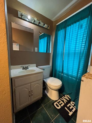 506 E ELM Street, Canton, IL 61520