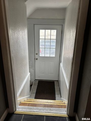 506 E ELM Street, Canton, IL 61520