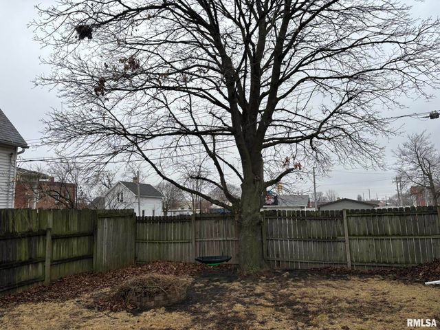 506 E ELM Street, Canton, IL 61520