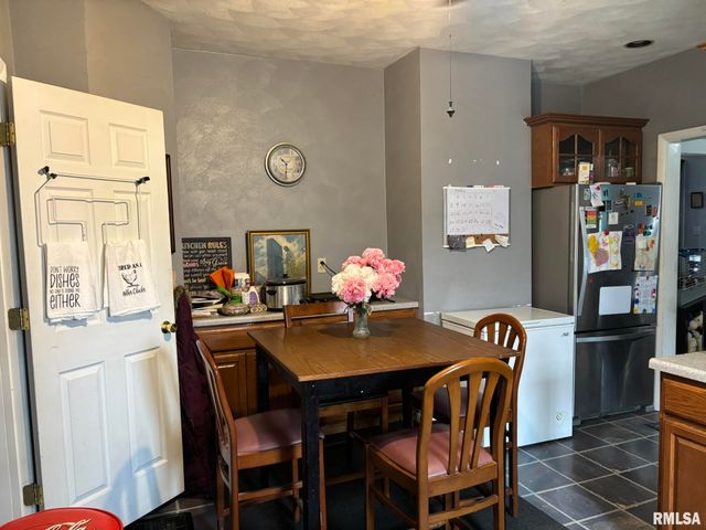 506 E ELM Street, Canton, IL 61520