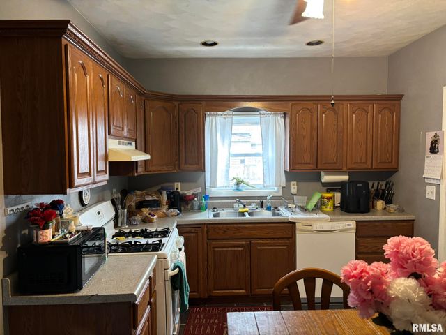 506 E ELM Street, Canton, IL 61520