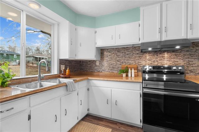 9407 Palmer Avenue, Kansas City, MO 64138