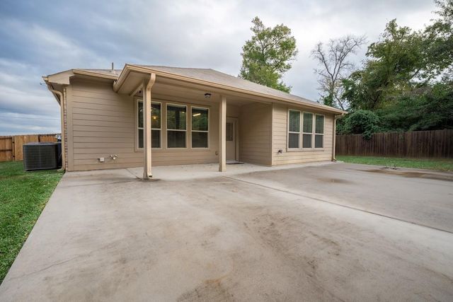 13874 Oak Manor Drive, Willis, TX 77318