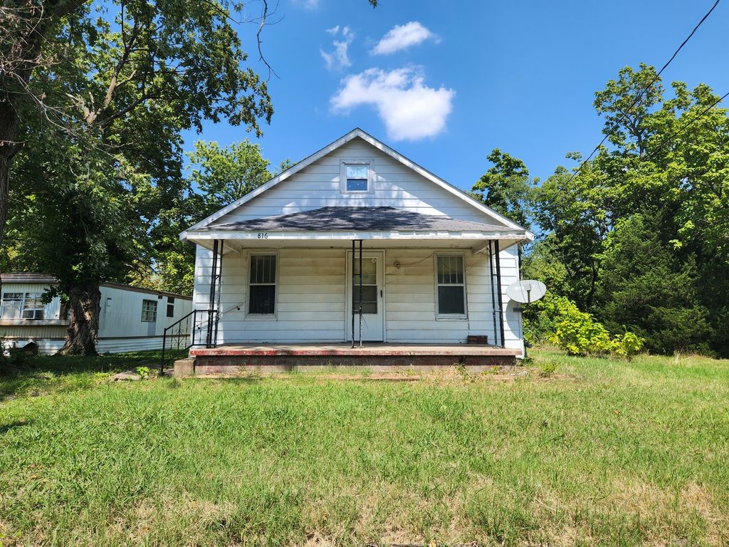 Image 1 of property listing at 816 Warren Avenue, Mt Vernon, IL 62864