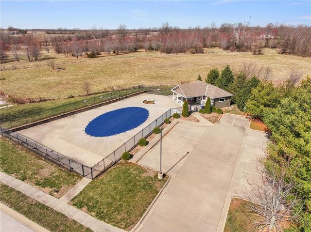 1405 NE 196th Court, Smithville, MO 64089