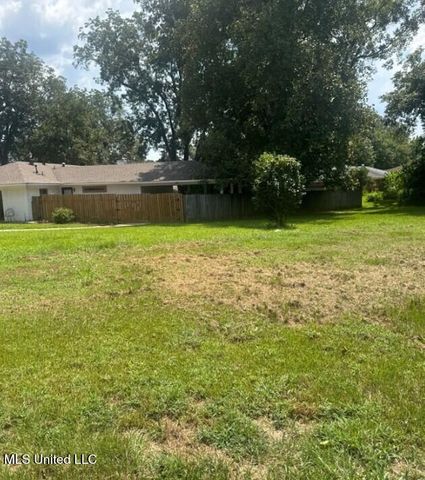 100 W Pecan Tree Lane, Vicksburg, MS 39183