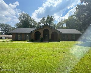 100 W Pecan Tree Lane, Vicksburg, MS 39183