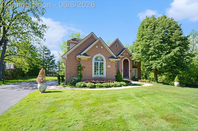 109 W Knorrwood Drive, Oakland Charter Township, MI 48306