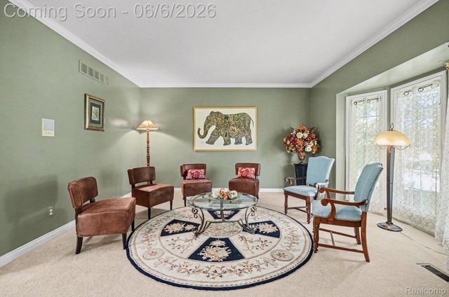 109 W Knorrwood Drive, Oakland Charter Township, MI 48306
