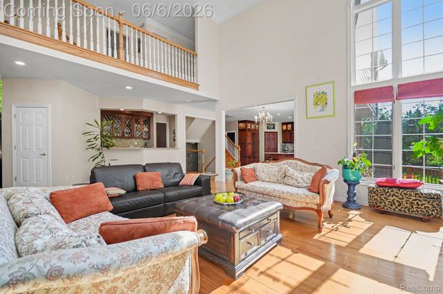 109 W Knorrwood Drive, Oakland Charter Township, MI 48306