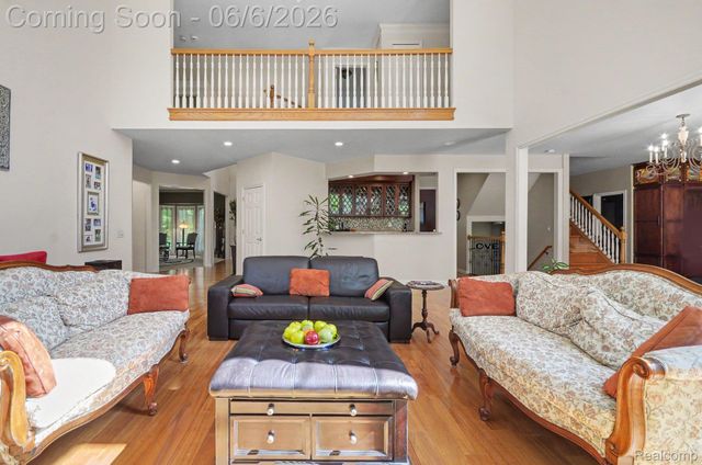 109 W Knorrwood Drive, Oakland Charter Township, MI 48306