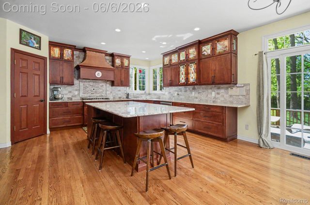 109 W Knorrwood Drive, Oakland Charter Township, MI 48306