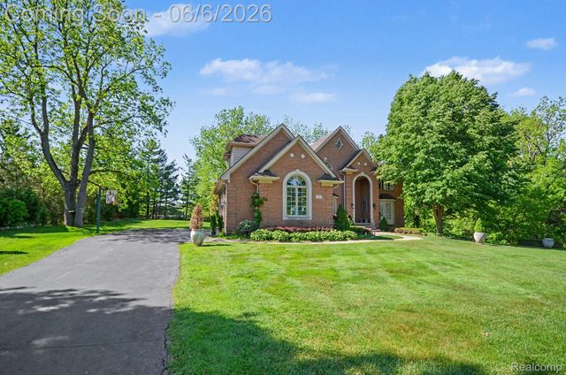 109 W Knorrwood Drive, Oakland Charter Township, MI 48306