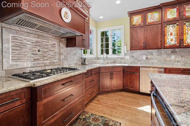 109 W Knorrwood Drive, Oakland Charter Township, MI 48306