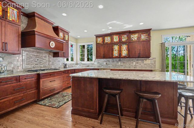 109 W Knorrwood Drive, Oakland Charter Township, MI 48306