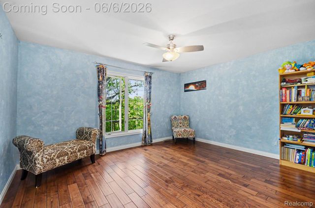 109 W Knorrwood Drive, Oakland Charter Township, MI 48306