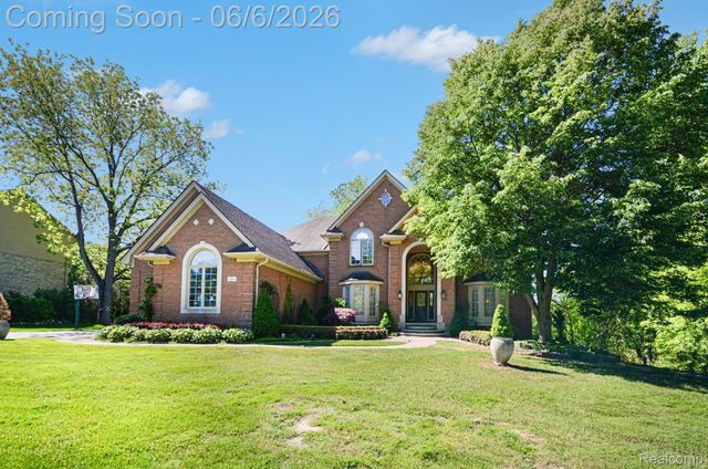 109 W Knorrwood Drive, Oakland Charter Township, MI 48306