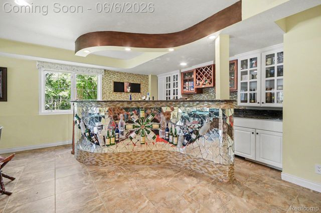 109 W Knorrwood Drive, Oakland Charter Township, MI 48306