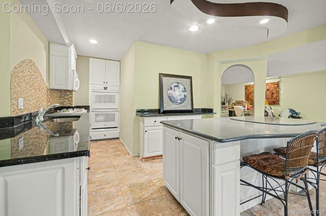 109 W Knorrwood Drive, Oakland Charter Township, MI 48306
