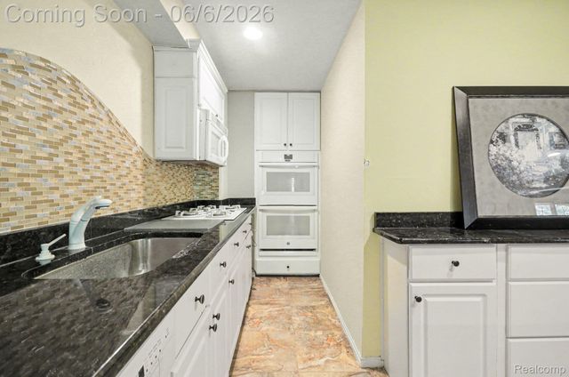 109 W Knorrwood Drive, Oakland Charter Township, MI 48306
