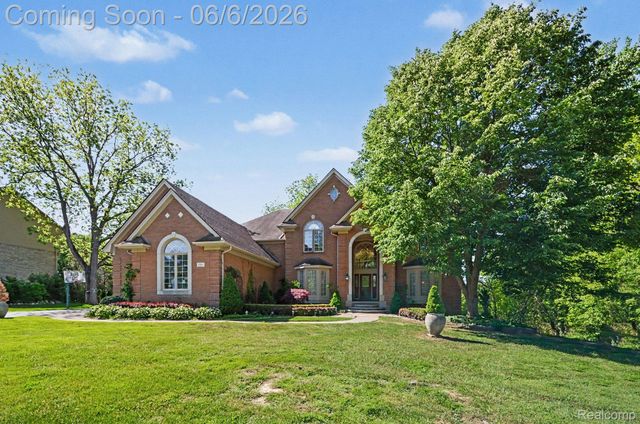 109 W Knorrwood Drive, Oakland Charter Township, MI 48306