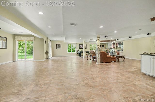 109 W Knorrwood Drive, Oakland Charter Township, MI 48306