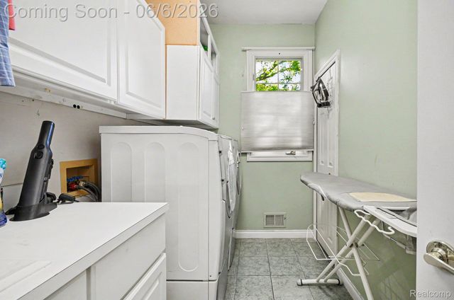 109 W Knorrwood Drive, Oakland Charter Township, MI 48306