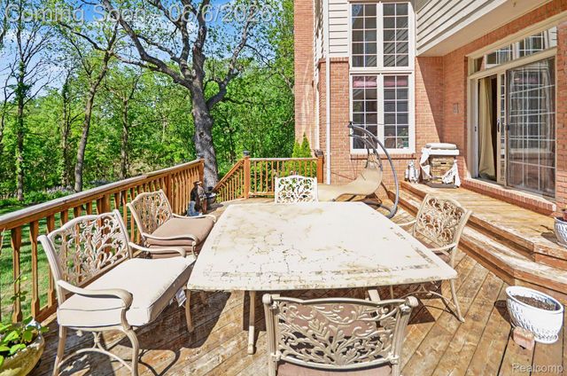 109 W Knorrwood Drive, Oakland Charter Township, MI 48306