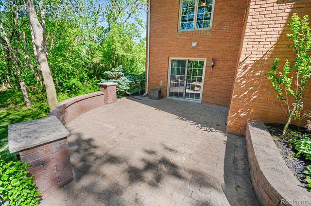 109 W Knorrwood Drive, Oakland Charter Township, MI 48306