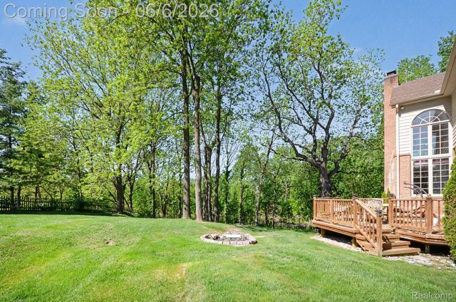 109 W Knorrwood Drive, Oakland Charter Township, MI 48306