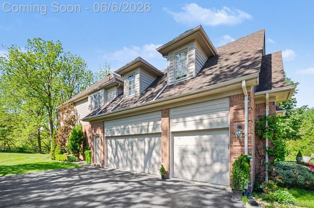 109 W Knorrwood Drive, Oakland Charter Township, MI 48306