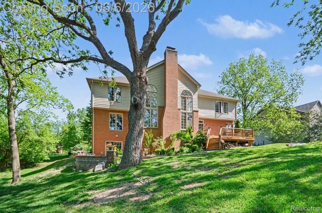 109 W Knorrwood Drive, Oakland Charter Township, MI 48306